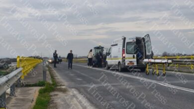 Σοβαρό-τροχαίο-ατύχημα-στη-νέα-γέφυρα-Τυρνάβου-–-Γυναίκα-καταπλακώθηκε-από-τρακτέρ