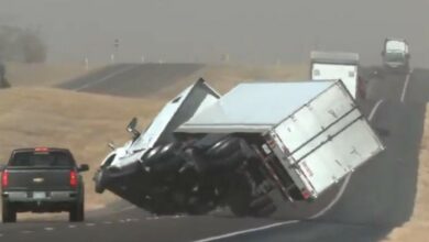 Τέξας:-Θυελλώδεις-άνεμοι-αναποδογυρίζουν-νταλίκα-στη-μέση-του-δρόμου-(video)