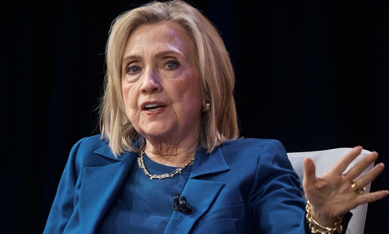 Χίλαρι-Κλίντον-για-την-υπόθεση-Επστάιν:-Να-καταθέσει-ενόρκως-ο-Ντόναλντ-Τραμπ