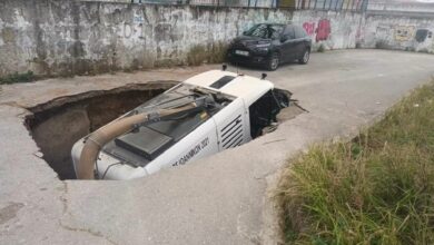 «Άνοιξε-η-γη»-στα-Ιωάννινα,-μεγάλη-καθίζηση-«κατάπιε»-όχημα-καθαριότητας-του-Δήμου-(photos/video)