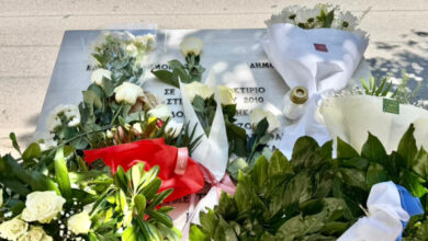 16-χρόνια-από-την-τραγωδία-της-marfin:-Πολίτες-αφήνουν-λουλούδια-για-τα-θύματα,-δείτε-εικόνες