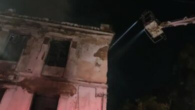 Φωτιά-σε-εγκαταλελειμμένη-κατοικία-στο-Κουκάκι,-δείτε-βίντεο