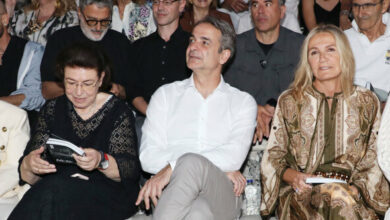 Στην-Επίδαυρο-για-τη-«Μήδεια»-ο-Κυριάκος-Μητσοτάκης-με-την-σύζυγό-του-Μαρέβα-Γκραμπόφσκι