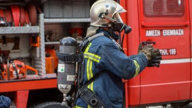 Υπό-έλεγχο-η-πυρκαγιά-που-ξέσπασε-σε-ρυμουλκό-στη-Σαλαμίνα,-έρευνα-για-τα-αίτια