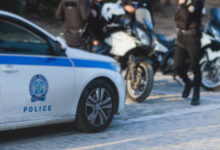Δύο-συλλήψεις-μετά-από-καταδίωξη-και-σύγκρουση-μοτοσικλέτας-με-σχολικό-λεωφορείο-στο-Κερατσίνι