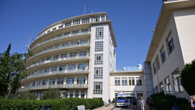 Στη-ΜΕΘ-του-ΚΑΤ-μεταφέρεται-η-ελληνοβρετανίδα-τουρίστρια,-που-τραυματίστηκε-στη-Λευκάδα