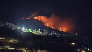 Μεγάλη-πυρκαγιά-σε-χωματερή-στα-Γιανναχώραφα-Καλύμνου,-δείτε-φωτογραφίες