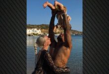 o-light-με-τη-σύζυγό-του-και-τον-γιο-τους-στη-θάλασσα,-δείτε-φωτογραφία
