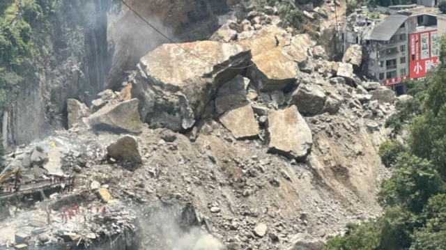 Ακόμη-30-νεκροί-από-τις-κατολισθήσεις-στην-πόλη-Τσονγκτσίνγκ-της-Κίνας,-στους-41-συνολικά,-βίντεο