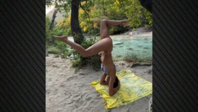 Η-Κλέλια-Ανδριολάτου-έβαλε-το-μαγιό-της-και-έκανε-γιόγκα-δίπλα-στον-Αχέροντα,-δείτε-βίντεο