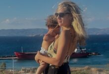Η-Τζένη-Θεωνά-φωτογραφήθηκε-αγκαλιά-με-τον-γιο-της-μπροστά-στη-θάλασσα