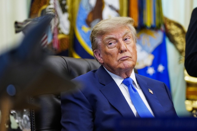 Ο-Τραμπ-απειλεί-το-Ομάν:-Αν-μπει-στη-μέση-για-το-Ιράν,-θα-το-βομβαρδίσουμε-ανελέητα