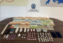 Δύο-συλλήψεις-για-διακίνηση-ναρκωτικών-στη-Μύκονο:-Κατασχέθηκαν-65.900-ευρώ,-mdma-και-κοκαΐνη