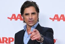 Ο-Τζον-Στάμος-γιόρτασε-τα-63α-γενέθλιά-του-ποζάροντας-γυμνός-στο-instagram
