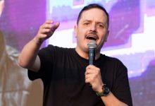 Ο-Αλέξανδρος-Τσουβέλας-έγραψε-ιστορία,-γέμισε-το-telekom-center-με-20.000-θεατές