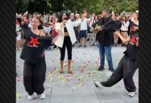 Βίντεο:-Η-Αναστασία-τραγούδησε-στο-Σύνταγμα,-της-πετούσαν-γαρύφαλλα-στην-πλατεία