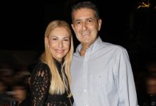 Η-Τίνα-Μεσσαροπούλου-και-ο-Γιώργος-Μυλωνάκης-πόζαραν-αγκαλιά-σε-βραδινή-έξοδο-στο-θέατρο