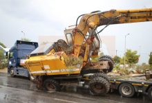 Μπουλντόζα-έφυγε-πάνω-από-νταλίκα-που-«δίπλωσε»-στη-λεωφ.-Βουλιαγμένης,-δείτε-βίντεο