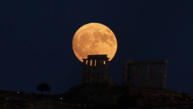 Πανσέληνος:-Το-«Φεγγάρι-του-Θερισμού»-δεσπόζει-απόψε,-τι-ώρα-θα-είναι-πιο-φωτεινό