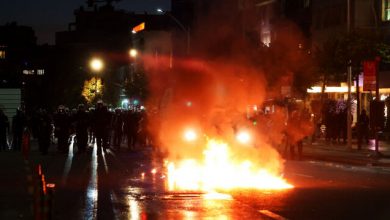 Νέο-χάος-στους-δρόμους-των-Τιράνων-με-πλαστικές-σφαίρες,-μολότοφ-και-συλλήψεις,-δείτε-βίντεο