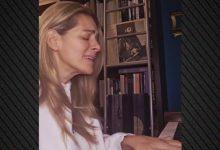 «Του-Μικρού-Χωριού»:-Η-Νατάσσα-Μποφίλιου-στο-πιάνο,-τραγουδά-για-τον-Άρη-Βελουχιώτη,-βίντεο